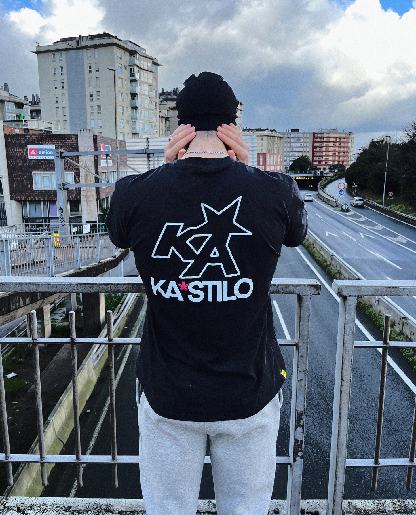 Urban guy wearing black color t-shirt and a skull hat in a fashionable way.