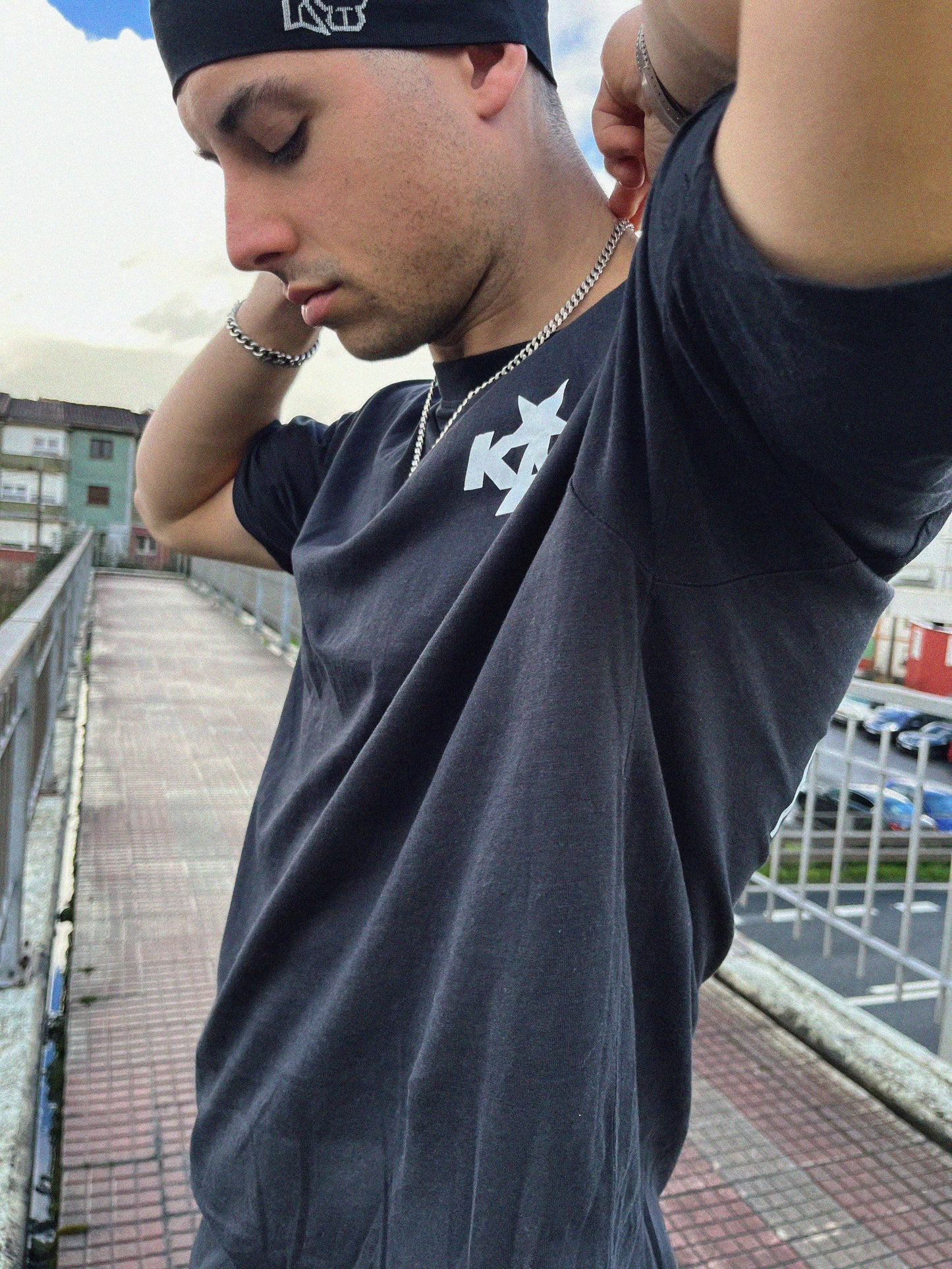 Urban guy wearing black color t-shirt and a skull hat in a fashionable way.
